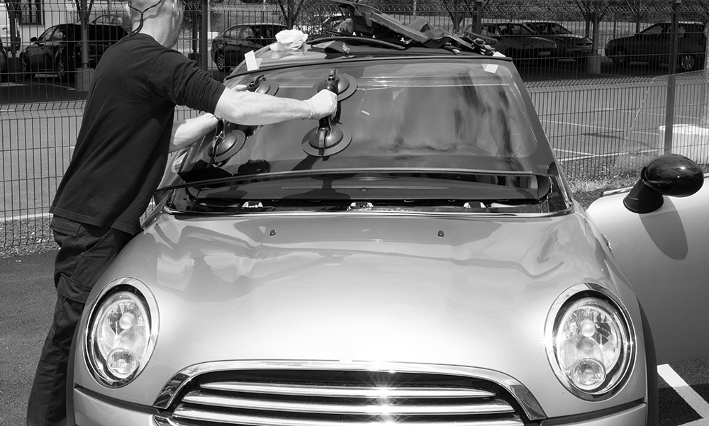 Fitting a new windscreen